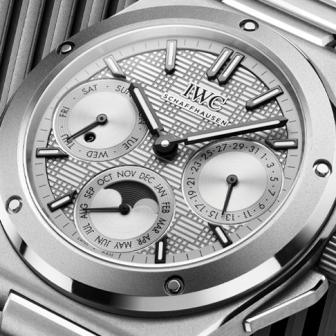 色澤沉穩、手感輕盈／IWC工程師萬年曆腕錶41鈦金屬款