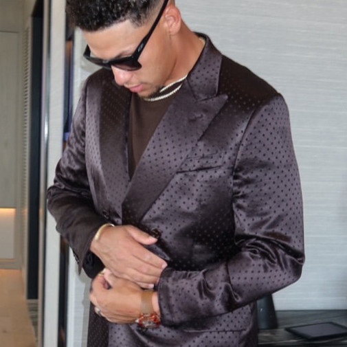 宇舶大使 Patrick Mahomes完美示範頂級型男賓客穿搭哲學／Travis Kelce 與泰勒絲世紀婚禮
