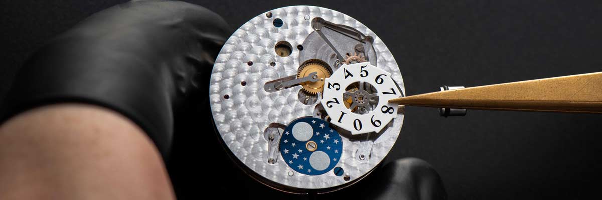 康斯登的第31枚自製機芯FC-735動力儲存大日曆自製機芯