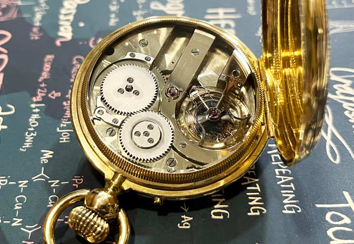 陀飛輪框架相當纖細，又經細膩修飾，作工極細。