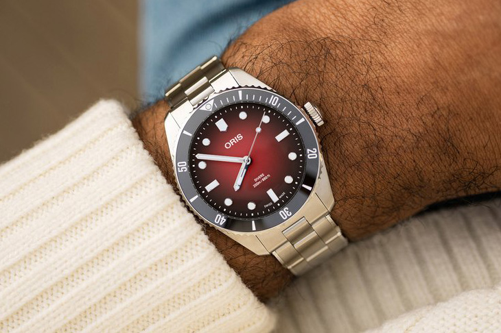 ORIS × RedBar再度聯手 以紅色漸層潛水錶致敬全球錶友