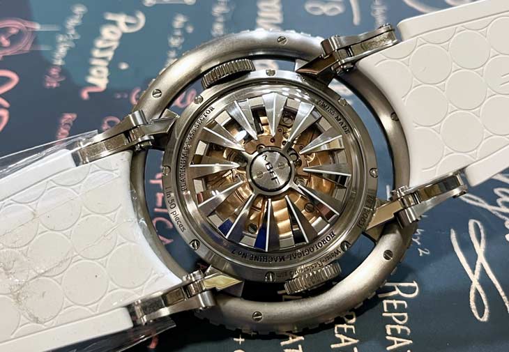 以水母為靈感的MB&F HM7 Ti Green。