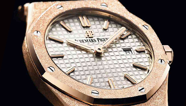 冬天腳步近　愛彼皇家橡樹系列Frosted Gold“霜金”腕錶