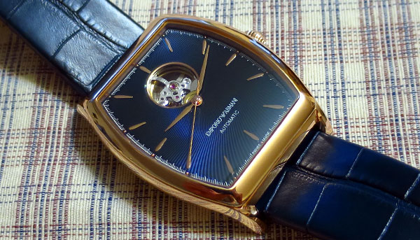 看見腕錶的心跳 EMPORIO ARMANI Swiss Made經典酒桶型腕錶ARS3351