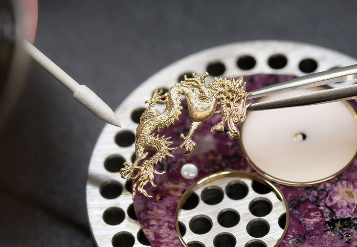 ARNOLD & SON UTT超薄陀飛輪系列龍鳳戲珠腕錶