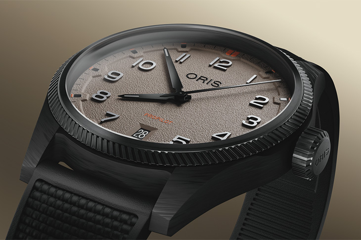 碳纖維錶殼與沙漠色面盤／ORIS ProPilot沙漠特別版腕錶
