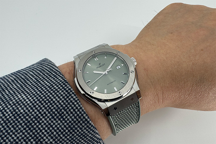 迎接清新療癒 HUBLOT 鼠尾草綠三部曲，定義當代「中性色」都會美學