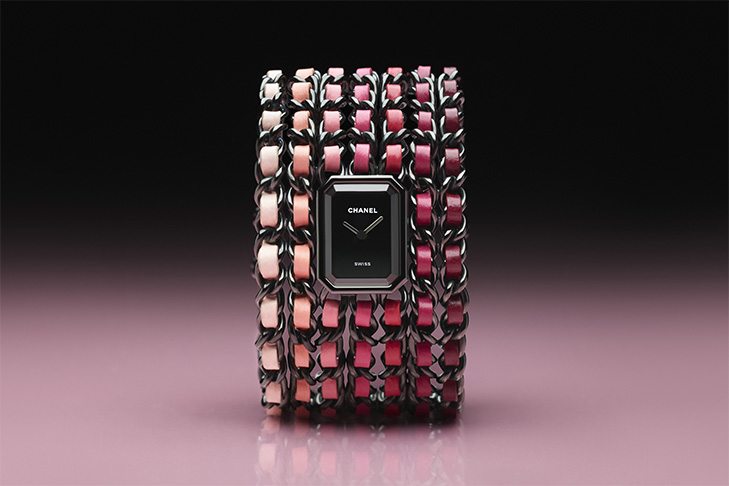 從優雅的黑到鮮活的粉紅，CHANEL BLUSH限定腕錶系列以色彩與藝術浸潤時間