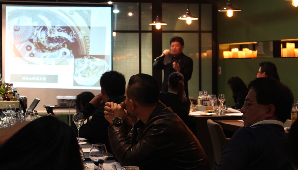 鐘錶人上台一鞠躬