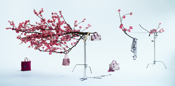 【用iPhone看城邦名表】Loewe Cherry Blossom包款上市